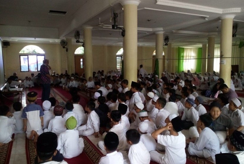 Penggalangan dana yang dilakukan siswa  Sekolah Dasar Islam Tahfiz Alquran (SDITA) El Makmur Bogor