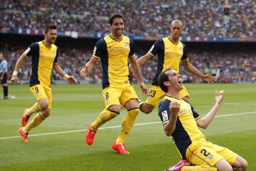 Penggawa Atletico Madrid, Diego Godin (kanan).