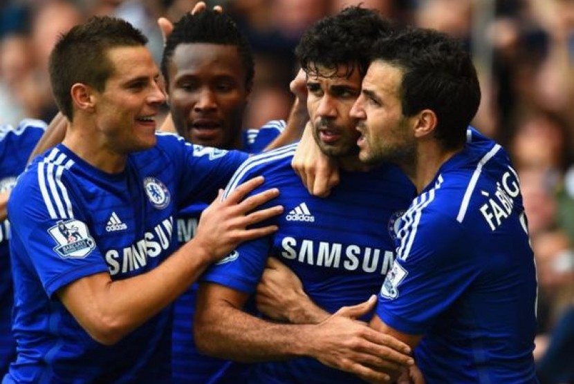 Penggawa Chelsea mengerubungi Diego Costa usai membobol gawang Arsenal.