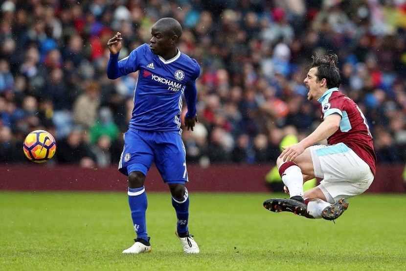 Penggawa Chelsea, N'Golo Kante terlibat insiden pelanggaran dengan pemain Burnley, Joey Barton, Ahad (12/2) malam WIB. Chelsea ditahan imbang Burnley pada laga lanjutan pekan ke-25 Liga Primer.