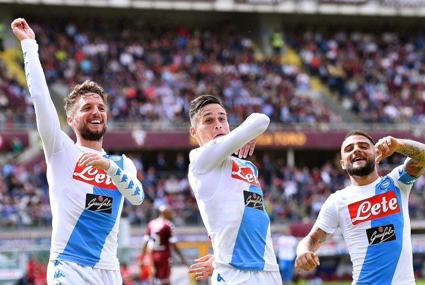 Penggawa Napoli Dries Mertens, Jose Callejon, dan Lorenzo Insigne (kiri ke kanan) merayakan gol ke gawang Torino pada laga Serie A di Stadion Olimpico Turin, Ahad (14/5). Napoli menang 5-0.