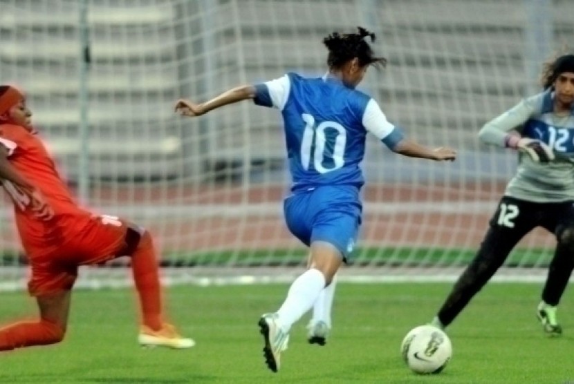 Penggawa tim sepak bola wanita India, Sasmita Malik (10).