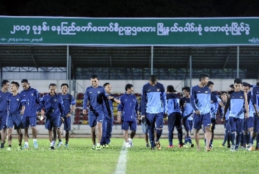  Penggawa timnas Indonesia U-19 latihan di Stadion Naypyitaw Football Club, Senin (13/10).