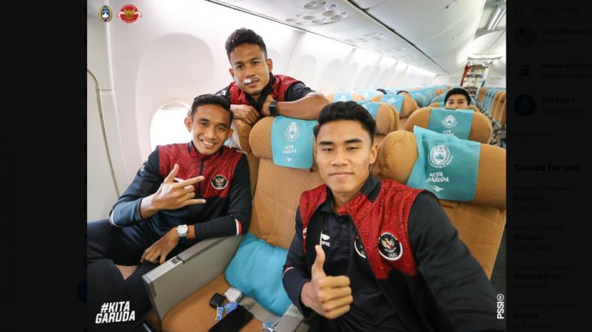 Penggawa Timnas Indonesia U-22 yakni Rizky Ridho, Bagas Kaffa dan Muhammad Ferrari berpose di dalam pesawat untuk menuju Tanah Air.