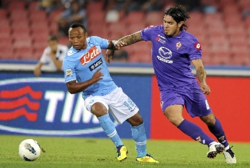 Penggawa timnas Napoli, Juan Camilo Zuniga (kiri).