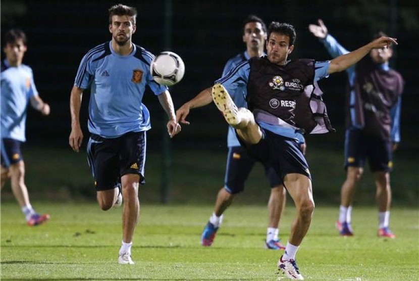  Penggawa timnas Spanyol, Gerard Pique (dua kiri) bersama Cesc Fabregas (dua kanan), menggelas sesi latihan di Kirscha, Donetsk, Selasa (26/6), jelang laga semifinal lawan Portugal. 