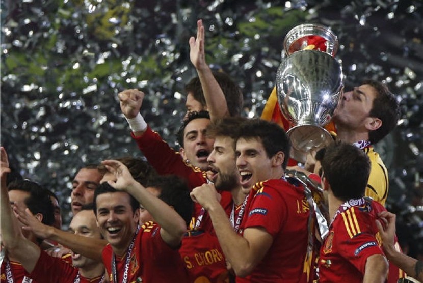 Penggawa timnas Spanyol merayakan kemenangannya menjuarai Piala Eropa 2012 usai mengalahkan Italia 4-0 di partai final.