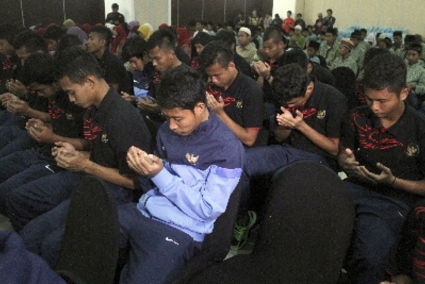 Penggawa timnas U-19 berdoa bersama di Yogyakarta, Sabtu (4/10). 