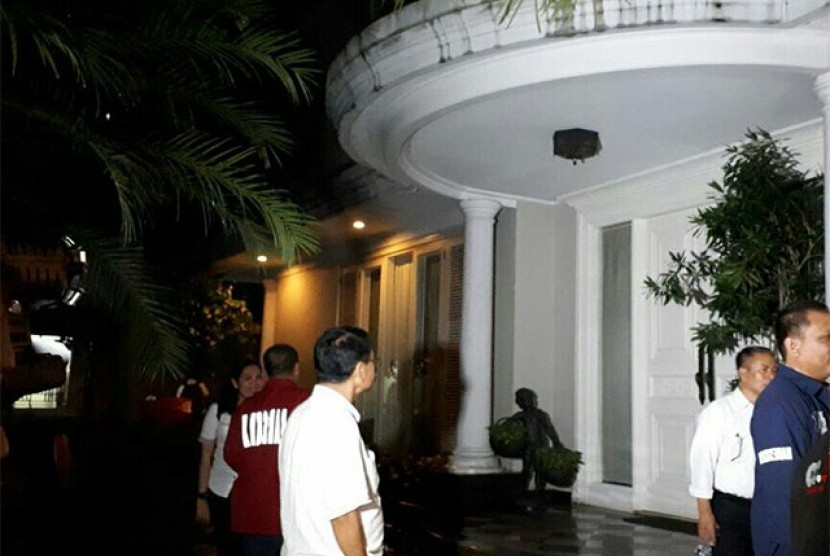 Penggeledahan rumah tersangka kasus korupsi kondesat Honggo Wendratno, Rabu (24/1) malam 
