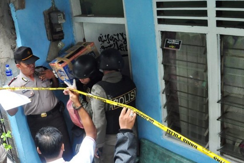 Penggeledahan yang dilakukan jajaran Polri di kediaman terduga anggota teroris di Palmerah, Jakarta Barat.