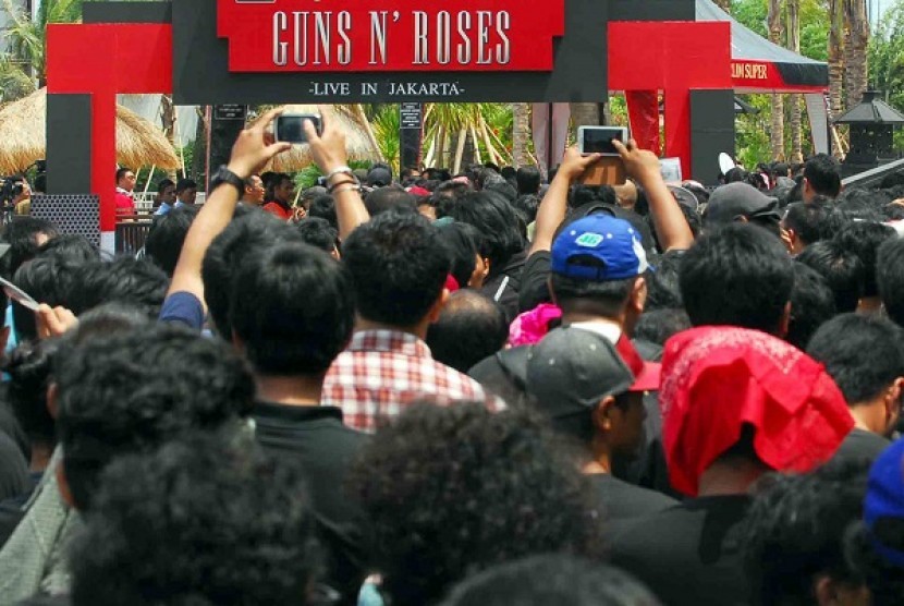 Penggemar band Guns N' Roses antre untuk dapat menyaksikan aksi band Guns N' Roses di Mata Elang International Stadium (MEIS), Ancol, Jakarta, Ahad (16/12).