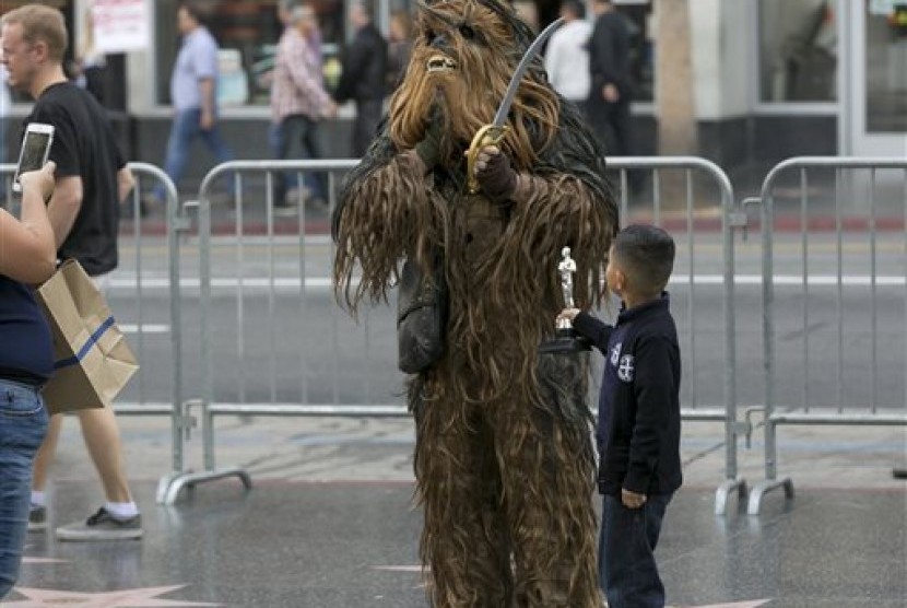 Penggemar berkostum salah satu karakter Star Wars yakni Chewbacca.