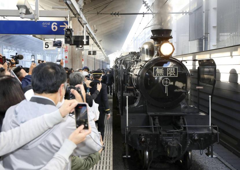 Penggemar Demon Slayer memotret kereta lokomotif uap yang terinspirasi dari film box office tersebut, Kyushu, Jepang.