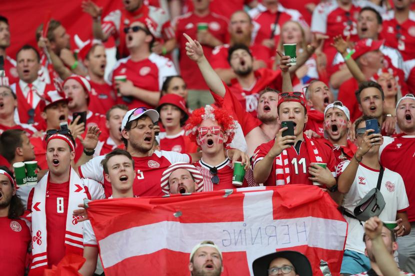 Para penggemar timnas Denmark saat bersorak untuk tim kebanggaannya.