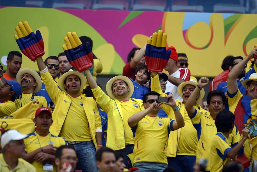 Penggemar Ekuador ang bersorak sebelum Piala Dunia FIFA 2014 grup E babak penyisihan pertandingan antara Swiss dan Ekuador di Estadio Nacional di Brasilia, Brazil, Minggu (15/6). (EPA/Shawn Thew).