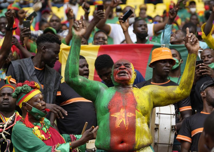 Para penonton di Piala Afrika 2021. Equatorial Guinea berhasil mengalahkan Mali pada babak 16 besar Piala Afrika 2021 di Limbe Stadium, Kamis (27/1/2022) dini hari WIB lewat drama adu penalti dengan skor 6-5.