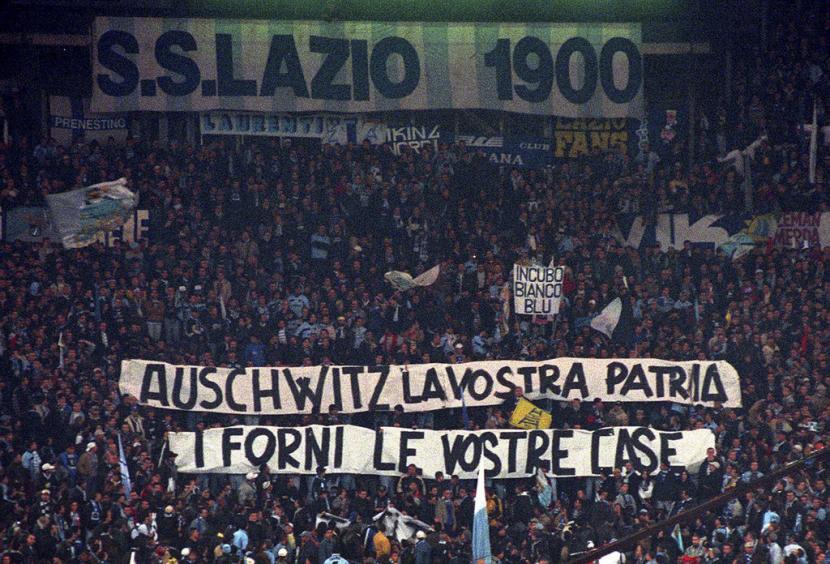 Penggemar Lazio memasang spanduk dari tribun bertuliskan 