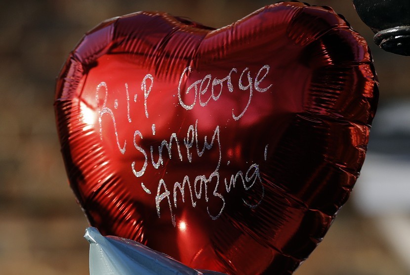 Penggemar membawa balon tanda simpati atas kematian George Michael di depan kediamannya di London, Inggris.