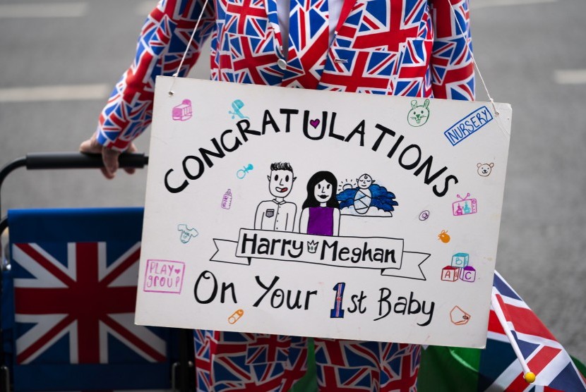 Penggemar membuat ucapan selamat atas kelahiran putra pertama Pangeran Harry dan Meghan Markle pada Senin (6/5) di Inggris.