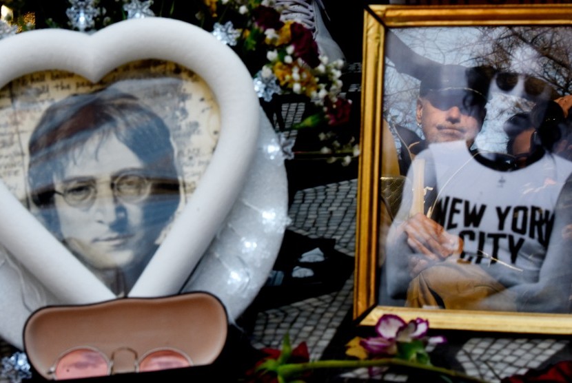 Penggemar mengenang musisi John Lennon yang wafat ditembak penggemarnya, Mark David Chapman pada 8 Desember 1980. Chapman membunuh Lennon usai mendapatkan tanda tangan di album Double Fantasy.