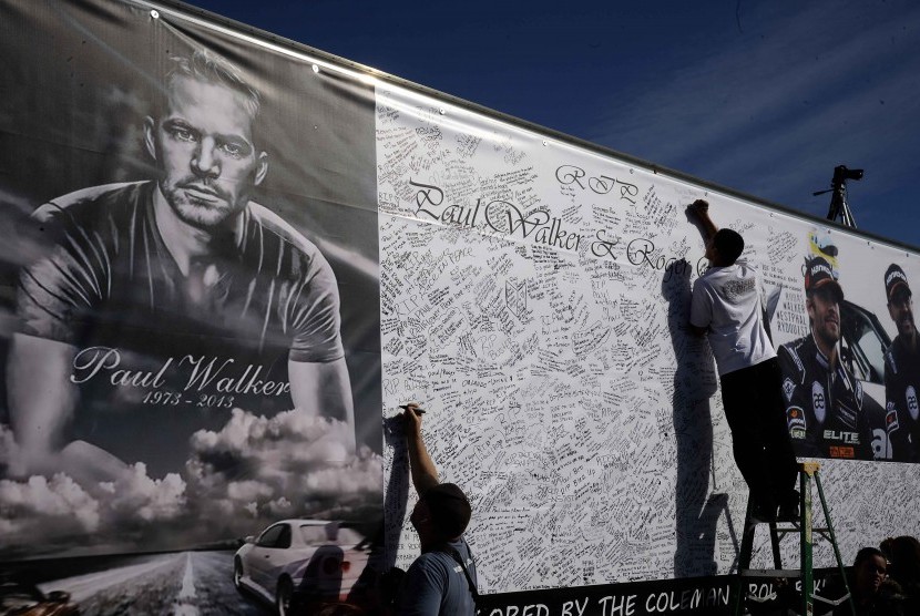 Penggemar Paul Walker mengenang kematian sang aktor dengan menandatangani spanduk besar dengan foto Paul. Ia meninggal dalam kecelakaan di California di tahun 2013.