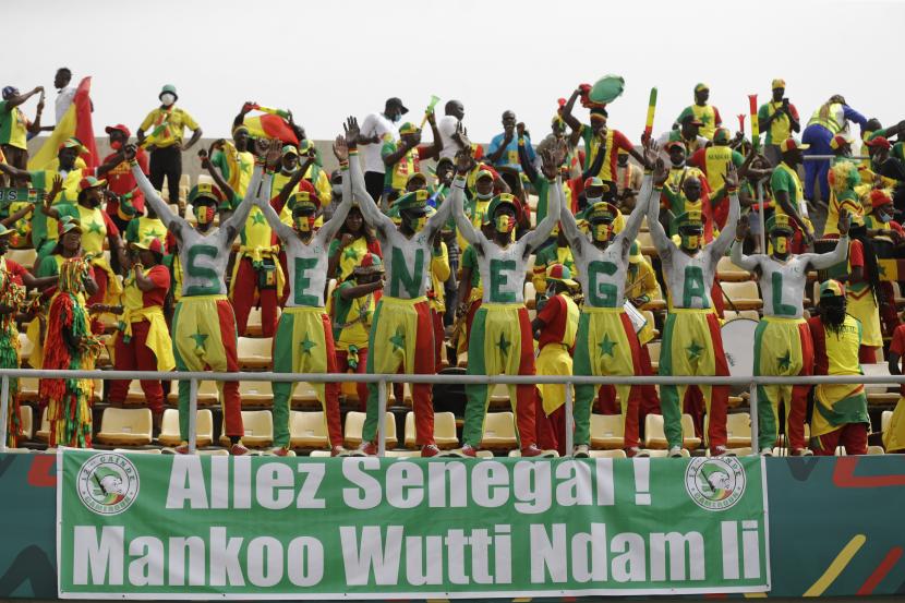 Penggemar Senegal bersorak sebelum dimulainya pertandingan sepak bola grup B Piala Afrika 2022 antara Senegal dan Guinea di Stadion Omnisport di Bafoussam, Kamerun, Jumat, 14 Januari 2022.