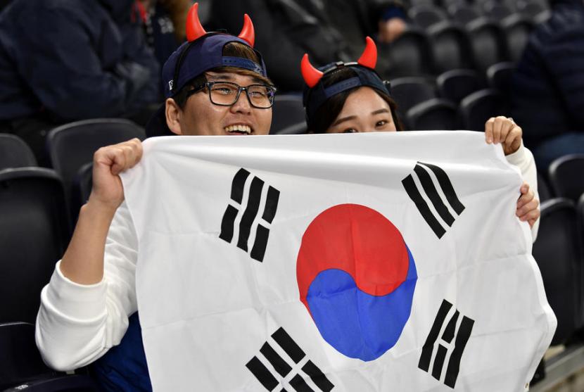 Penggemar sepak bola Korea Selatan (ilustrasi). Liga Korea Selatan atau K-League akan dimulai pada Jumat (8/5) dengan menghadirkan pertandingan Jeonbuk Hyundai Motors melawan Suwon Samsung Bluewings.