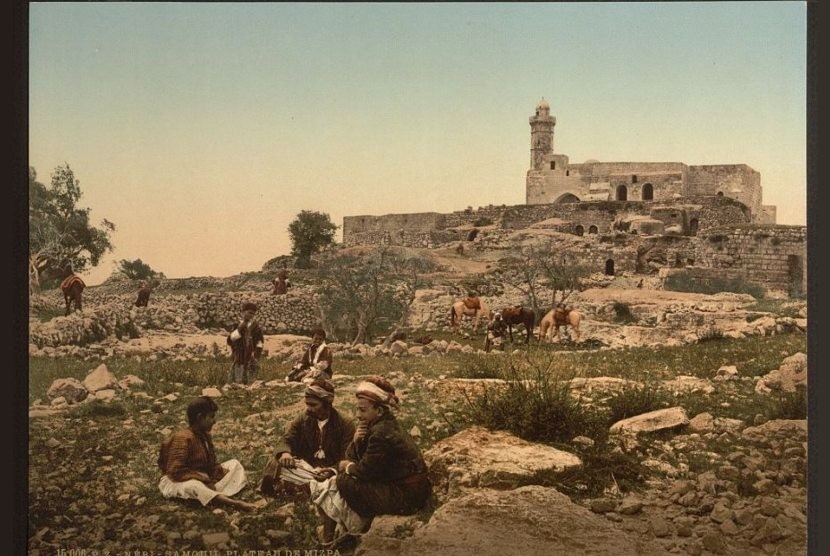 Penggembala beristirahat di area dekat makam Nabi Sulaiman, Plain of Mizpah