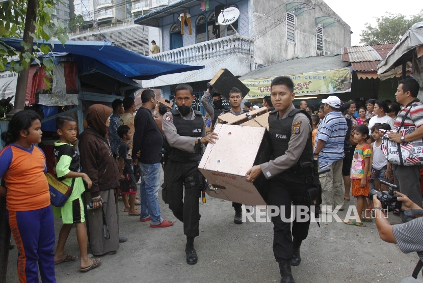 Penggerebekan judi dan narkoba di Kampung Kubur, Medan, Sumatra Utara beberapa waktu lalu