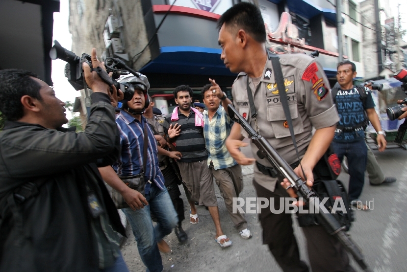 Polisi dan BNNP melakukan penggerebekan ke lokasi judi dan narkoba. (Ilustrasi)