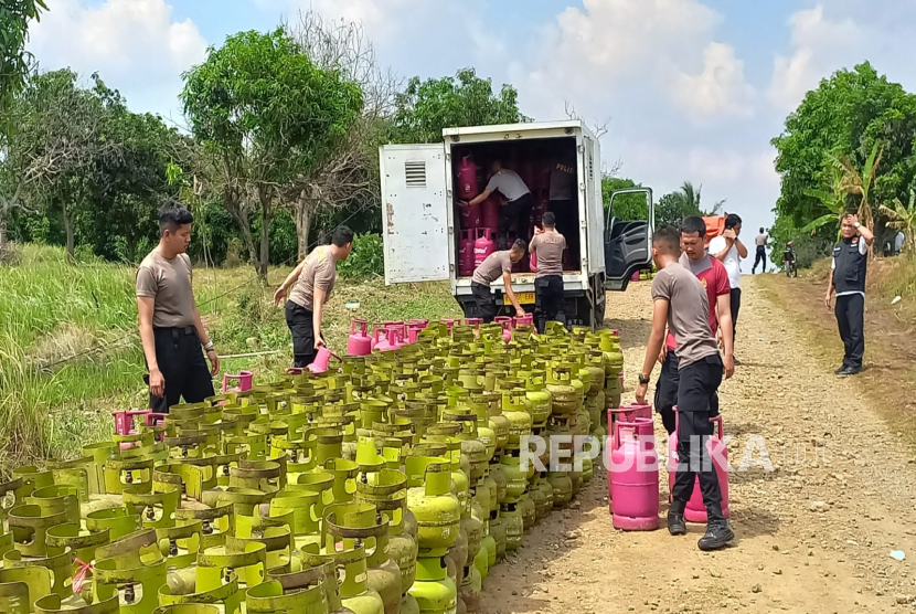 Penggerebekan tempat pengoplosan gas elpiji tiga kilogram ke tabung gas komersil di Jalan Layem, perbatasan Subang-Indramayu oleh petugas Ditreskrimsus Polda Jabar, Kamis (7/11/2024). Ribuan gas elpiji diamankan. 