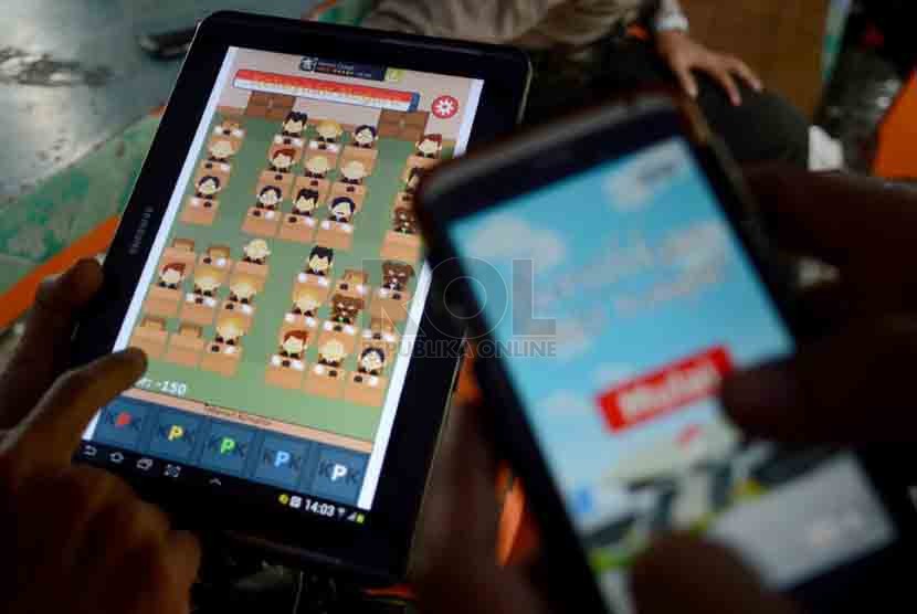 Pengguna android memainkan game 