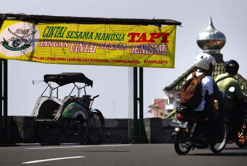 Pengguna jalan melintas di dekat spanduk berisi penolakan kepada kelompok Lesbian, Gay, Biseksual dan Transgender (LGBT) di Yogyakarta, Rabu (24/2)