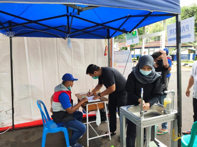 Pengguna jalan yang melintas di Jalur Gentong, Kabupaten Tasikmalaya, menjalani rapid test antigen di UPPKB Gentong, Jumat (25/12). 