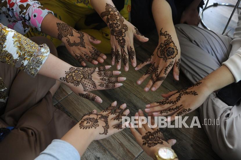 Henna dengan pola rumit dikenakan untuk menandai Idul Fitri.
