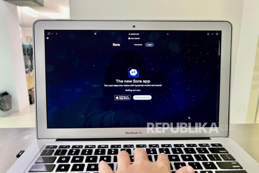 Pengguna membuka aplikasi Sora (ilustrasi). OpenAl resmi meluncurkan Sora, aplikasi iOS mandiri yang memungkinkan pengguna membuat video pendek dihasilkan oleh kecerdasan buatan (Al).  