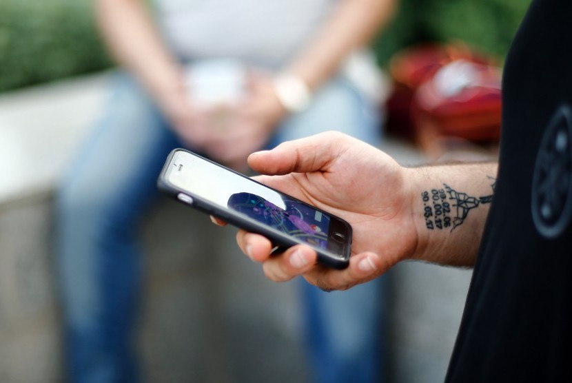 Pengguna ponsel. Sebuah survei baru terhadap 2.000 orang di AS mengungkapkan bahwa enam dari 10 orang tidak bisa melewatkan satu hari saja tanpa ponsel.