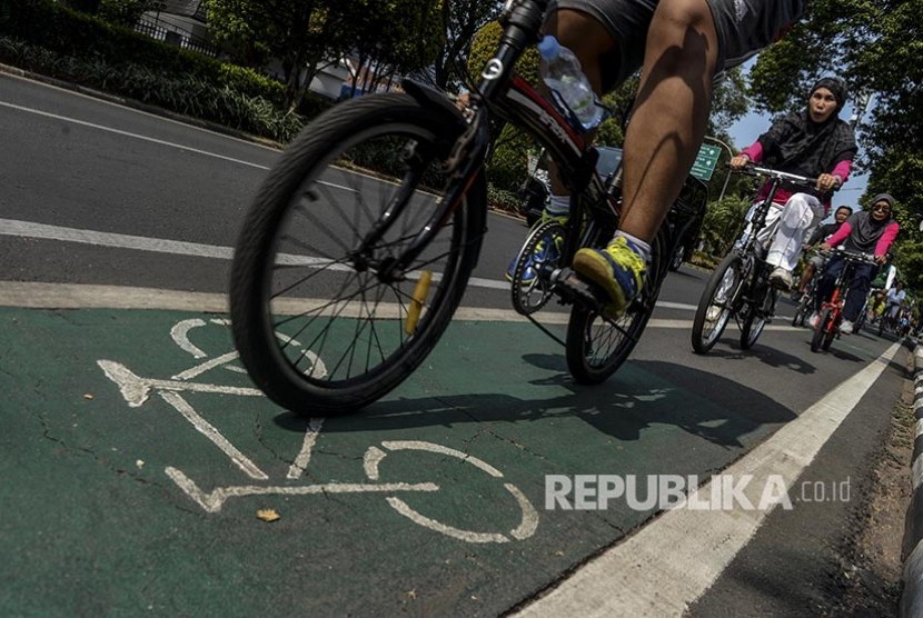 Pengguna sepeda melintasi jalur sepeda di Jakarta.