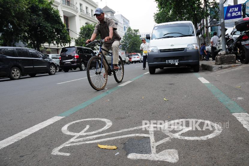 Pengguna sepeda melintasi salah satu jalur sepeda di Jakarta.