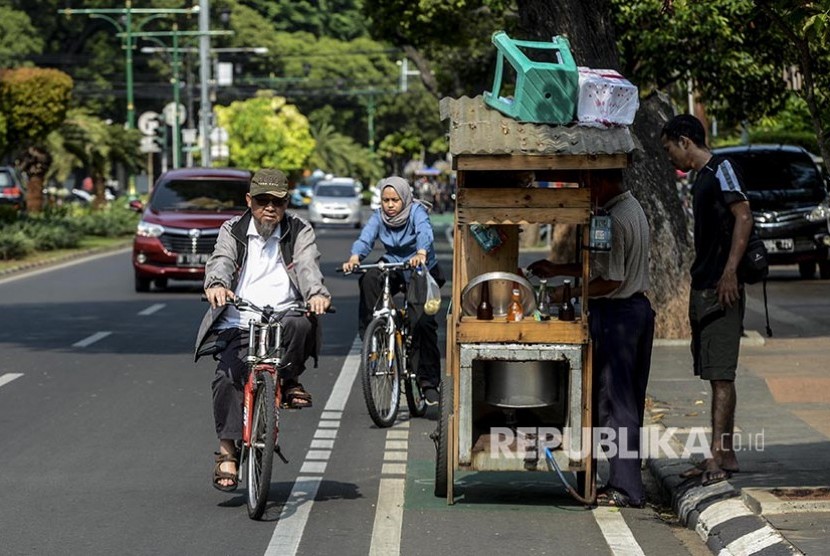 Pengguna sepeda menghindari pedagang yang berhenti di jalur sepeda Jl Imam Bonjol, Jakarta Selatan.