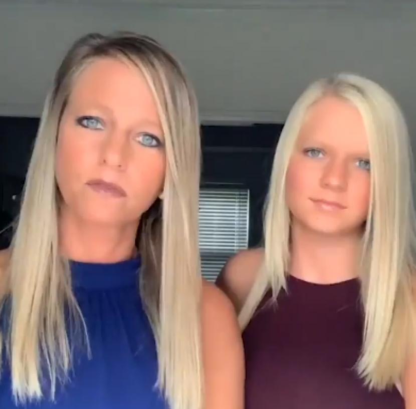 pengguna TikTok bernama Stacie Smith mengunggah videonya bersama sang putri. Video itu viral karena membuat warganet sukar membedakan Stacie dengan putrinya.