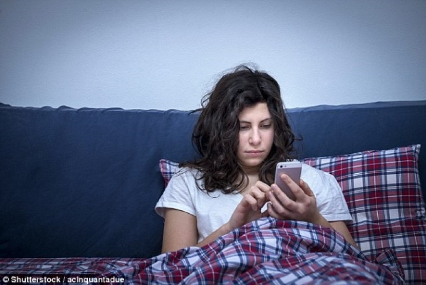 Penggunaan gadget sebelum dan setelah bangun tidur berefek tidak baik bagi kesehatan. 