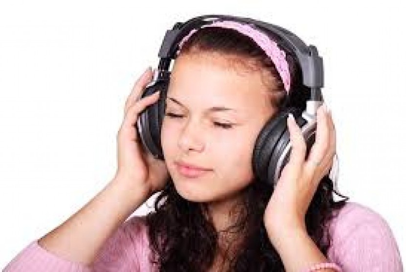 Headphone atau earphone untuk mendengarkan musik.