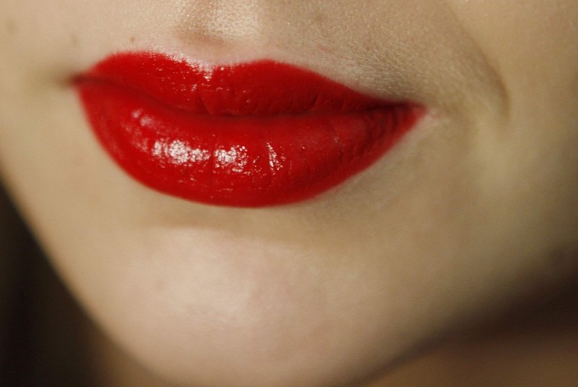 Penggunaan lipstik bisa menyebabkan bibir kering hingga perlu perawatan.