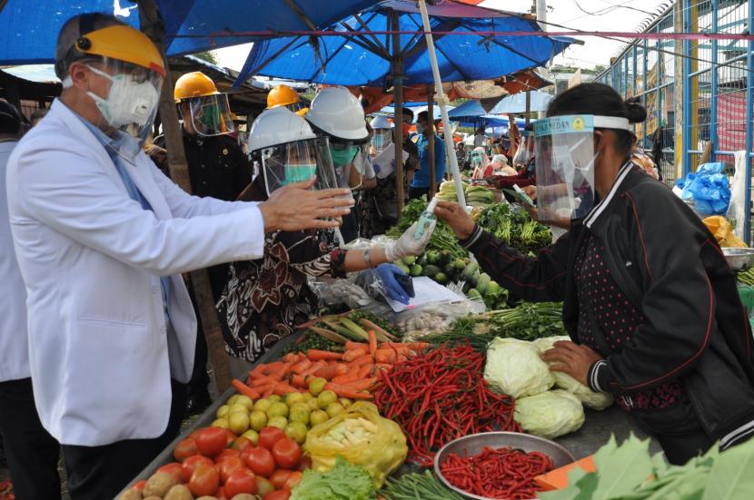 Penggunaan pelindung wajah dan masker untuk mencegah penyebaran virus corona.