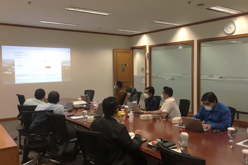 Penggunaan platform digital Tomps dalam pemantauan dari performansi progres, anggaran, risiko, dan detail informasi manajemen proyek Bank Indonesia melalui single-page dashboard.