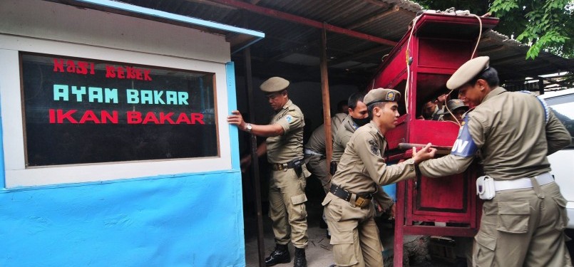 Penggusuran permukiman liar berlangsung di bantaran Kali Sepak, Meruya Selatan, Kembangan, Jakarta Barat, Rabu (6/12). (Republika/Aditya Pradana Putra)