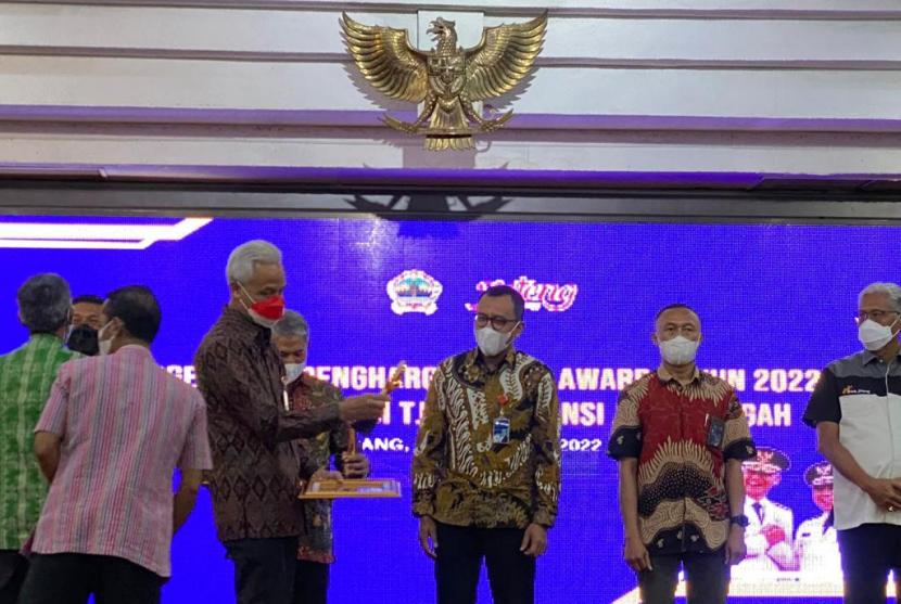 Penghargaan CSR Awards 2022 diserahkan secara langsung oleh Gubernur Jawa Tengah, Ganjar Pranowo kepada Executive General Manager Regional Jawa Bagian Tengah PT Pertamina Patra Niaga, Dwi Puja Ariestya, pada Selasa (13/12/2022) lalu, di Gedung Gradhika Bhakti Praja, Semarang.