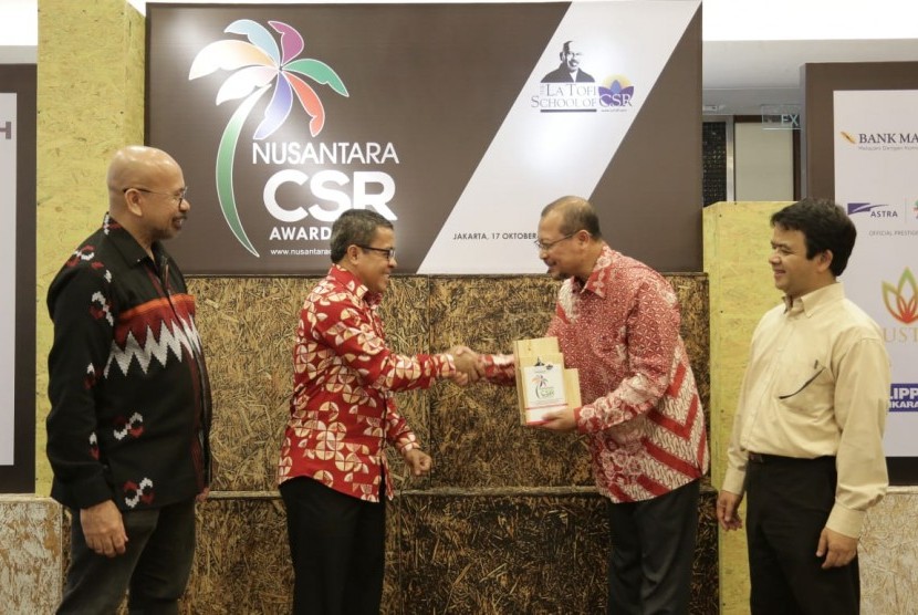 Penghargaan CSR diserahkan oleh Deputi Bidang Infrastruktur Bisnis Kementerian BUMN Hambra Samal, didampingi Chairman The La Tofi School of CSR, La Tofi, kepada GM RU VI Balongan, Burhanudin. 