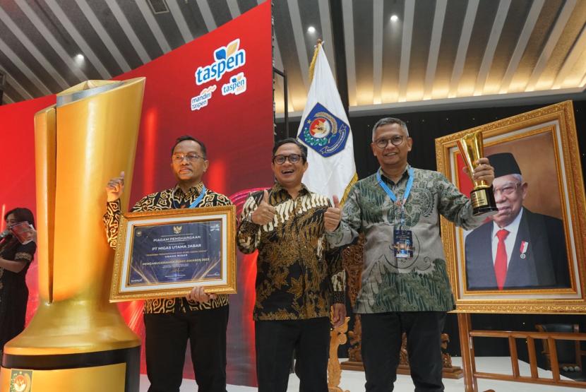 Penghargaan dari Kemendagri diterima langsung Direktur Utama MUJ Punjul Prabowo.